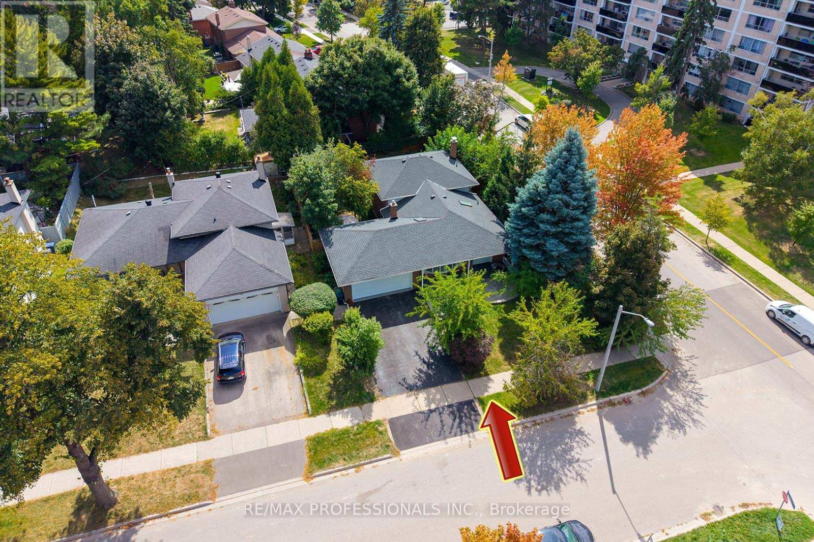37 Sunplains Crescent, Toronto, Ontario  M9C 1M4 - Photo 3 - W12418671