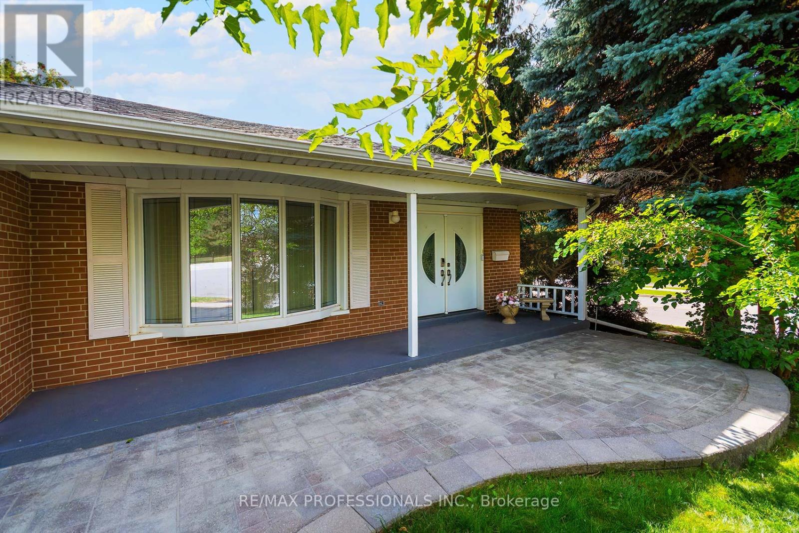 37 Sunplains Crescent, Toronto, Ontario  M9C 1M4 - Photo 4 - W12418671