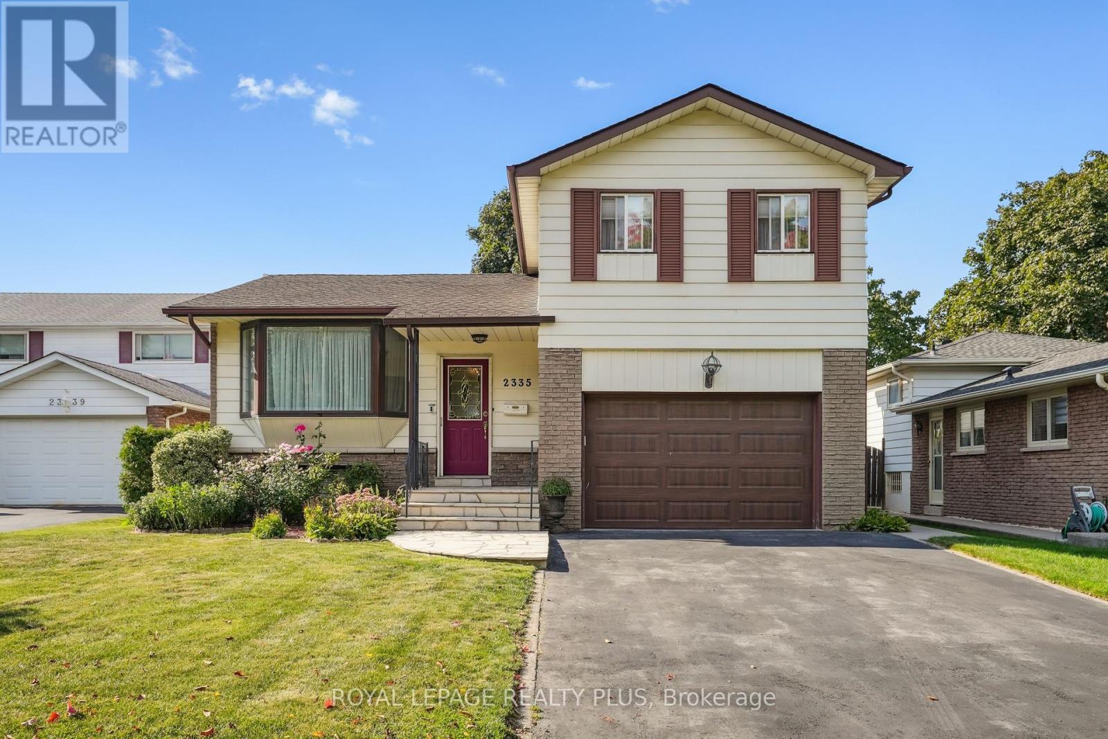 2335 Wyandotte Drive, Oakville, Ontario  L6L 2T4 - Photo 2 - W12412960