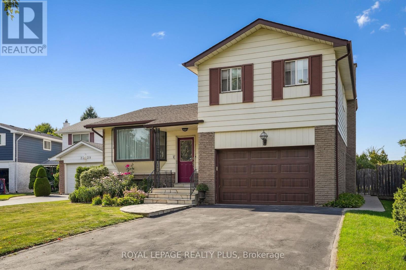 2335 Wyandotte Drive, Oakville, Ontario  L6L 2T4 - Photo 3 - W12412960