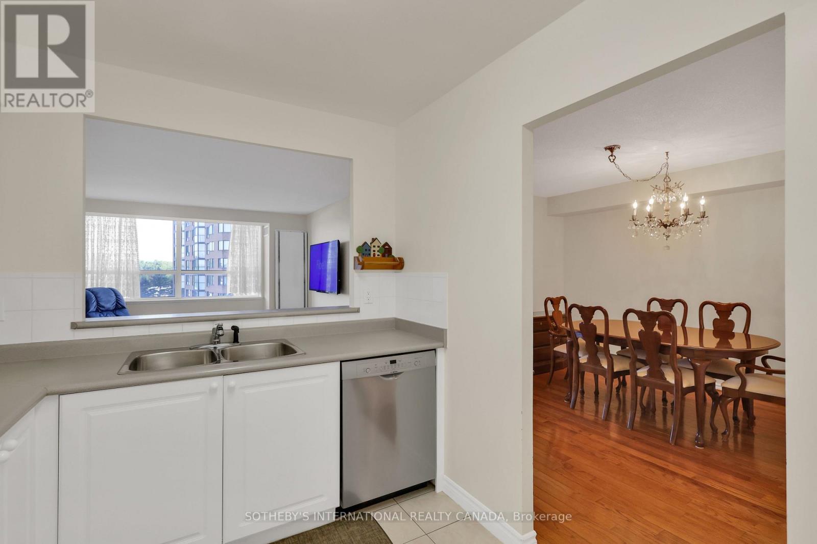 610 - 265 Ridley Boulevard, Toronto, Ontario  M5M 4N8 - Photo 6 - C12418814