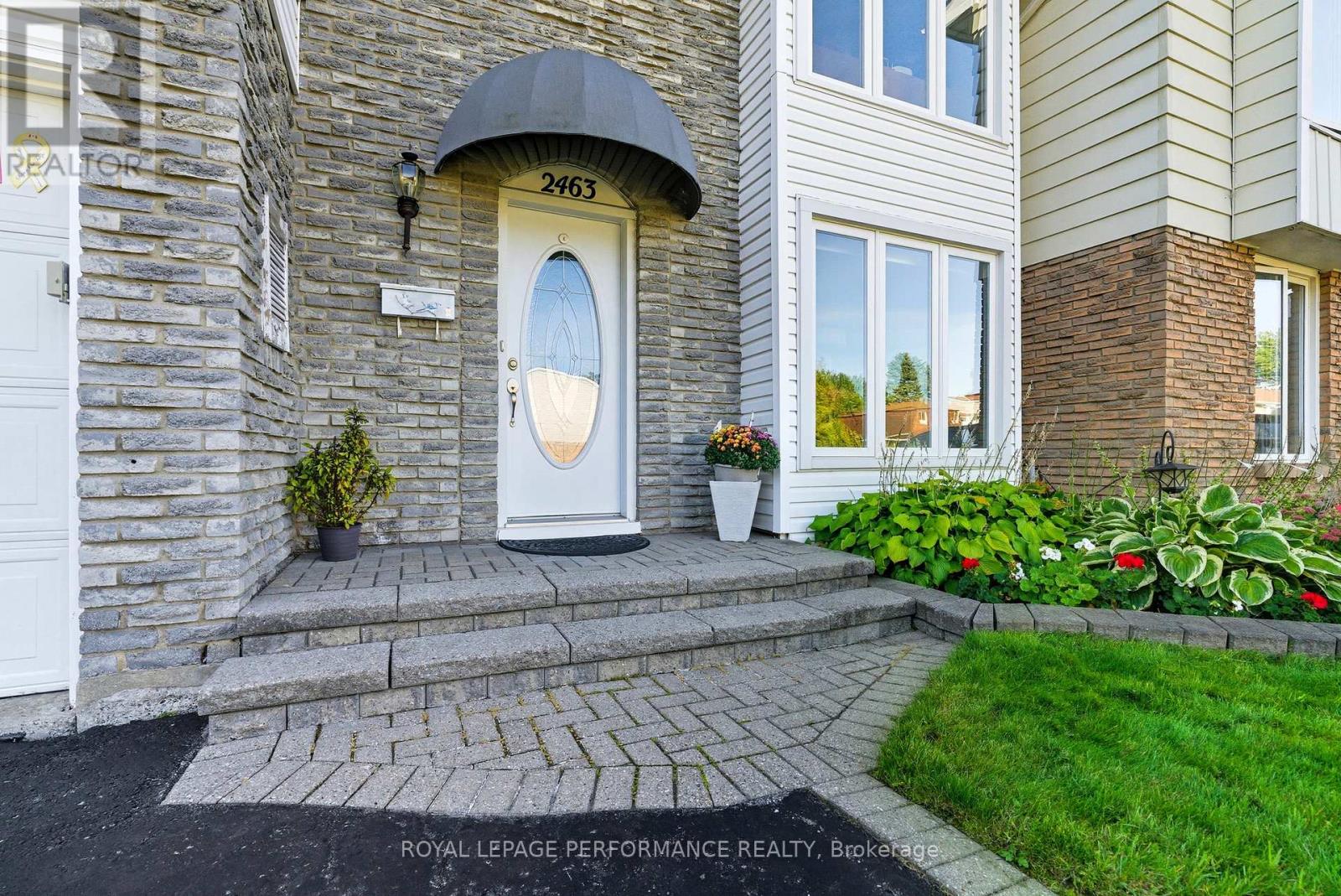 2463 Orient Park Drive, Ottawa, Ontario  K1B 4N2 - Photo 3 - X12418941