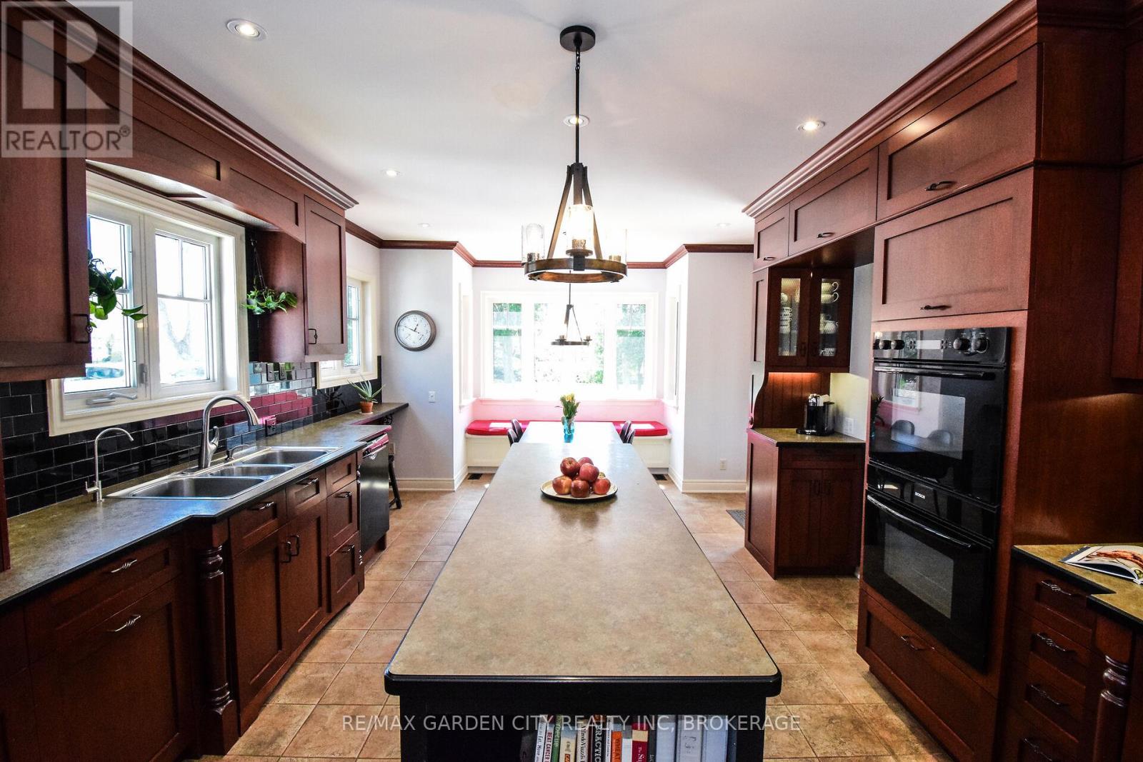 273 Canboro Road, Pelham, Ontario  L0S 1M0 - Photo 10 - X12418882