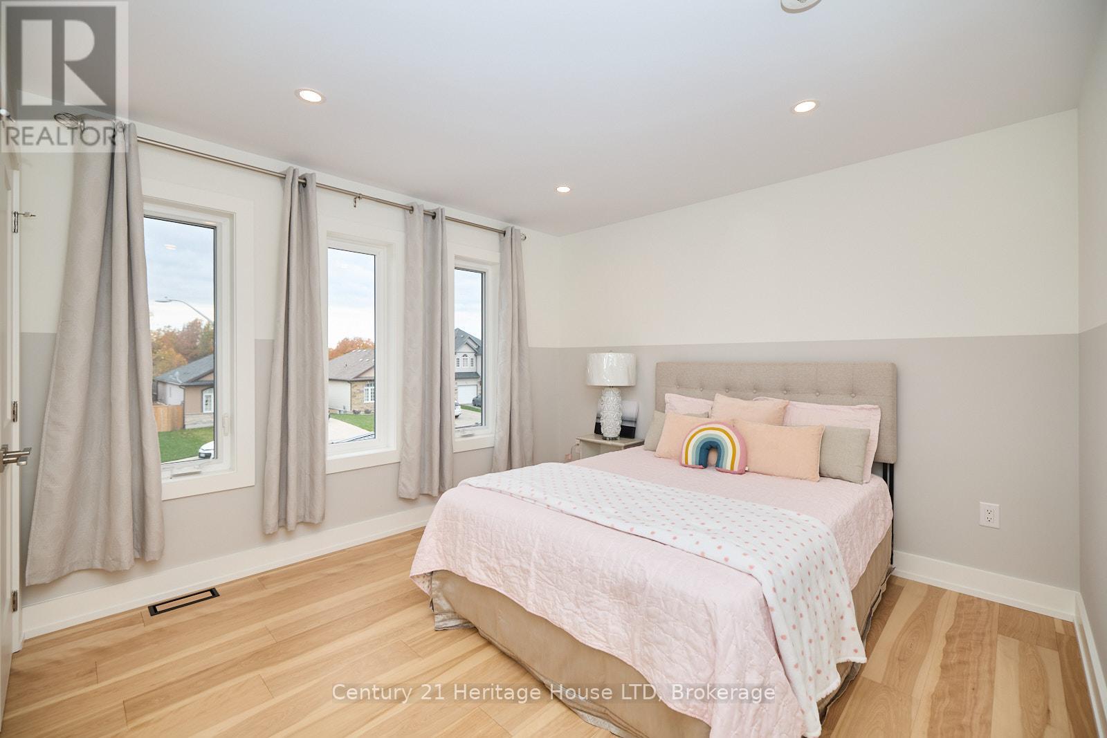 16 Corbin Street, St. Catharines, Ontario  L2P 0E8 - Photo 23 - X12418885