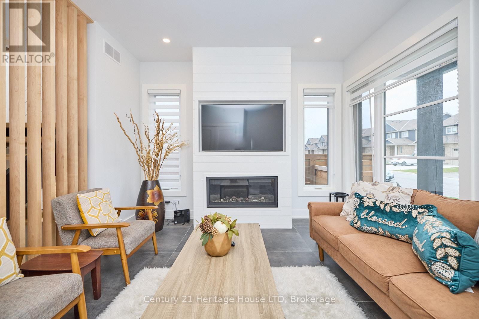 16 Corbin Street, St. Catharines, Ontario  L2P 0E8 - Photo 6 - X12418885