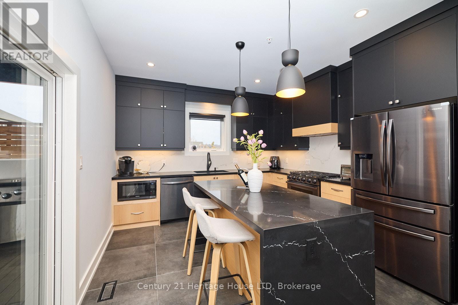 16 Corbin Street, St. Catharines, Ontario  L2P 0E8 - Photo 8 - X12418885