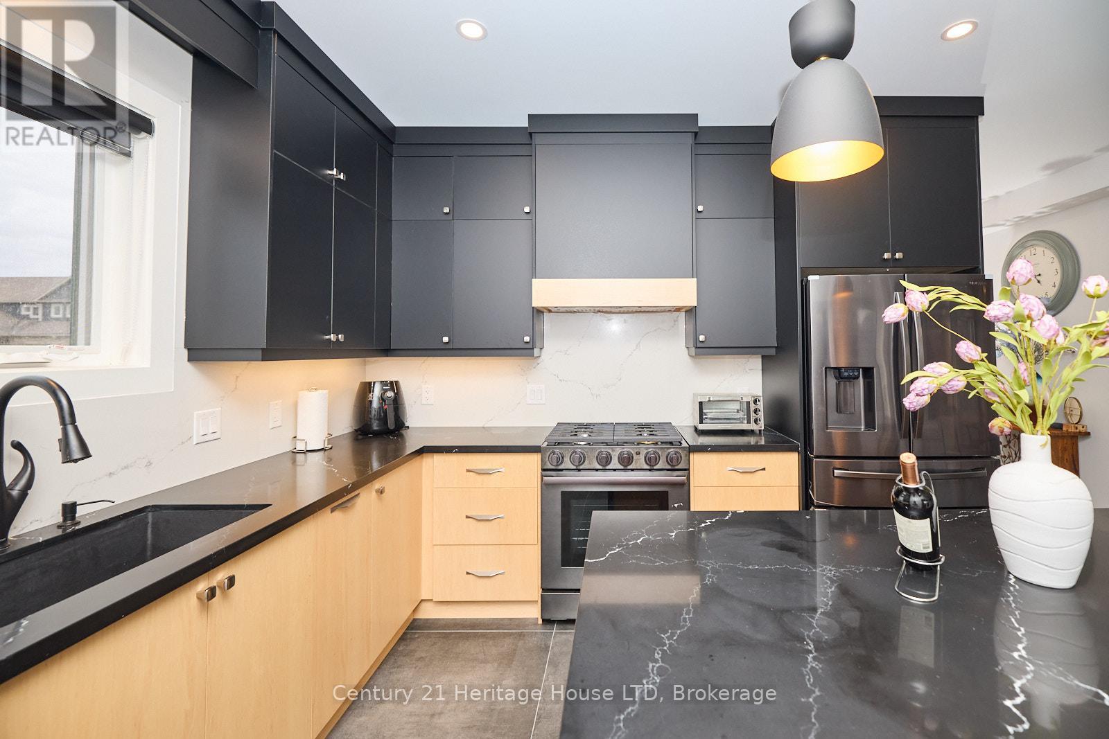 16 Corbin Street, St. Catharines, Ontario  L2P 0E8 - Photo 9 - X12418885
