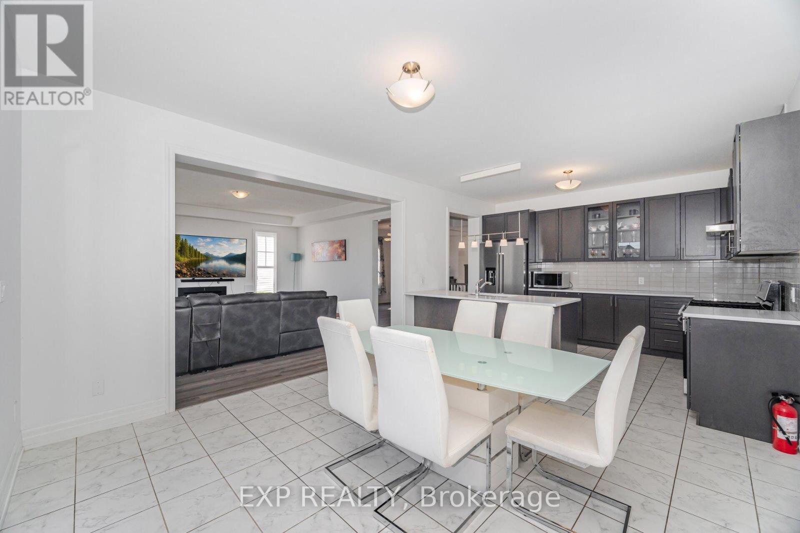 33 Charlotte Abby Drive, East Gwillimbury, Ontario  L9N 0T1 - Photo 18 - N12418731