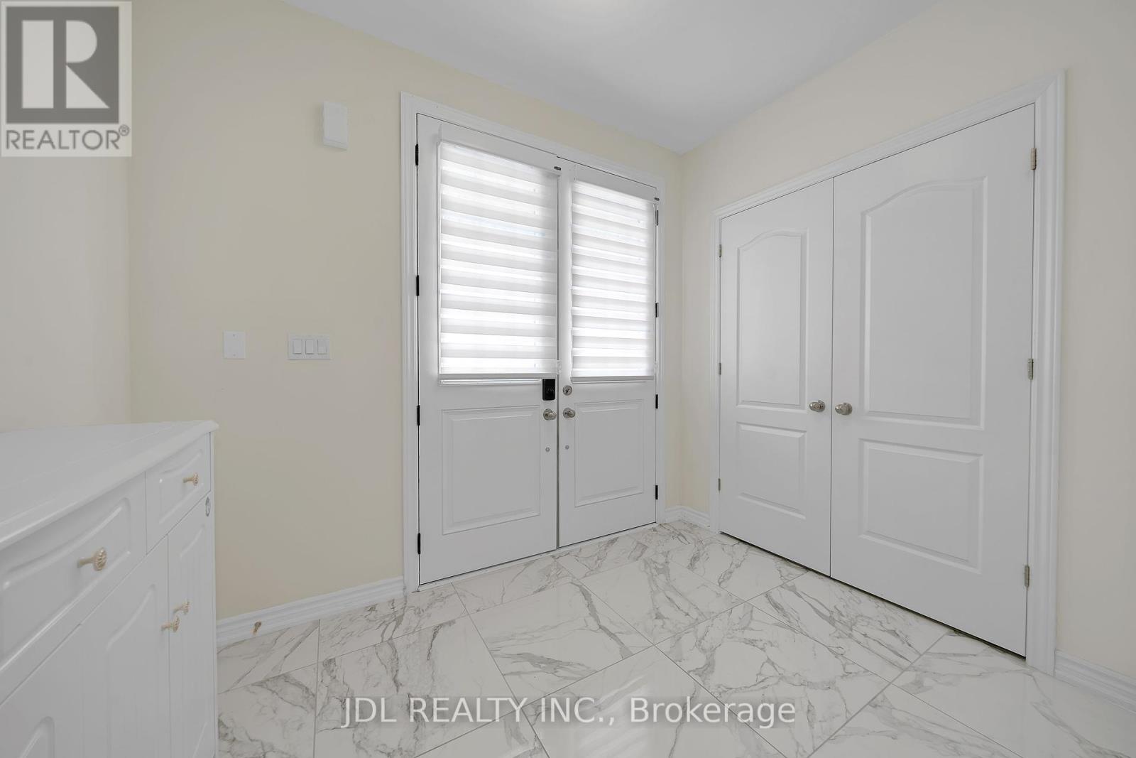 12 Prunella Crescent, East Gwillimbury, Ontario  L9N 0S7 - Photo 4 - N12418800