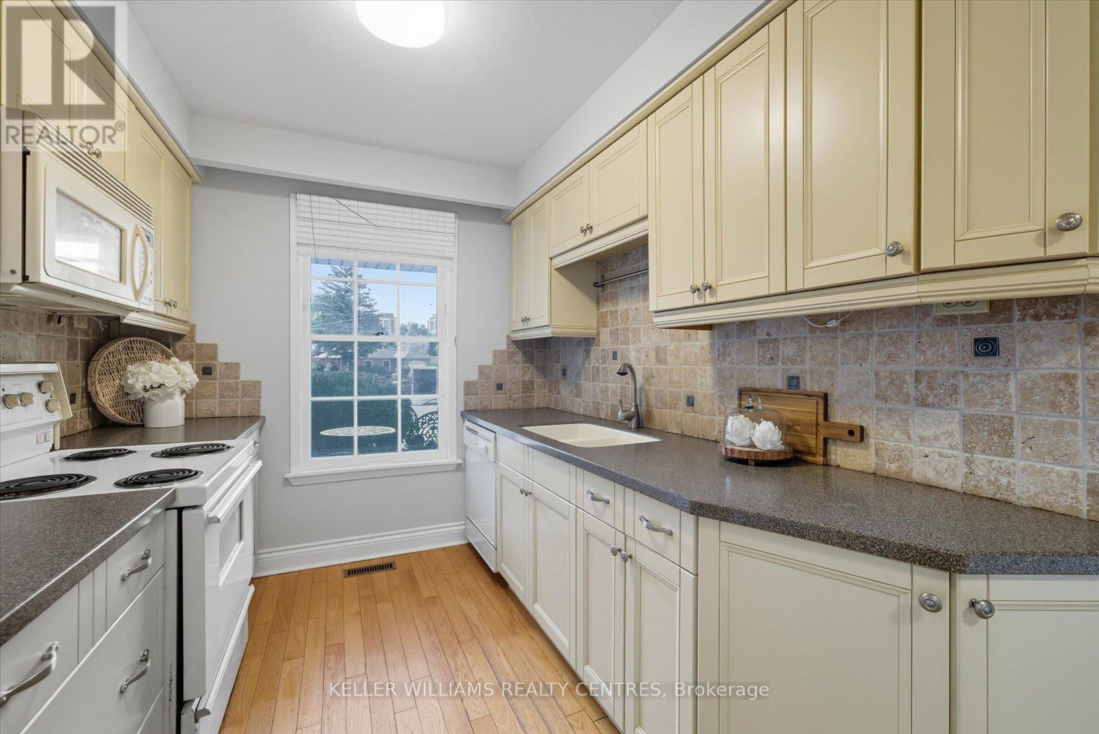 655 Park Court, Newmarket, Ontario  L3Y 3N5 - Photo 15 - N12418864