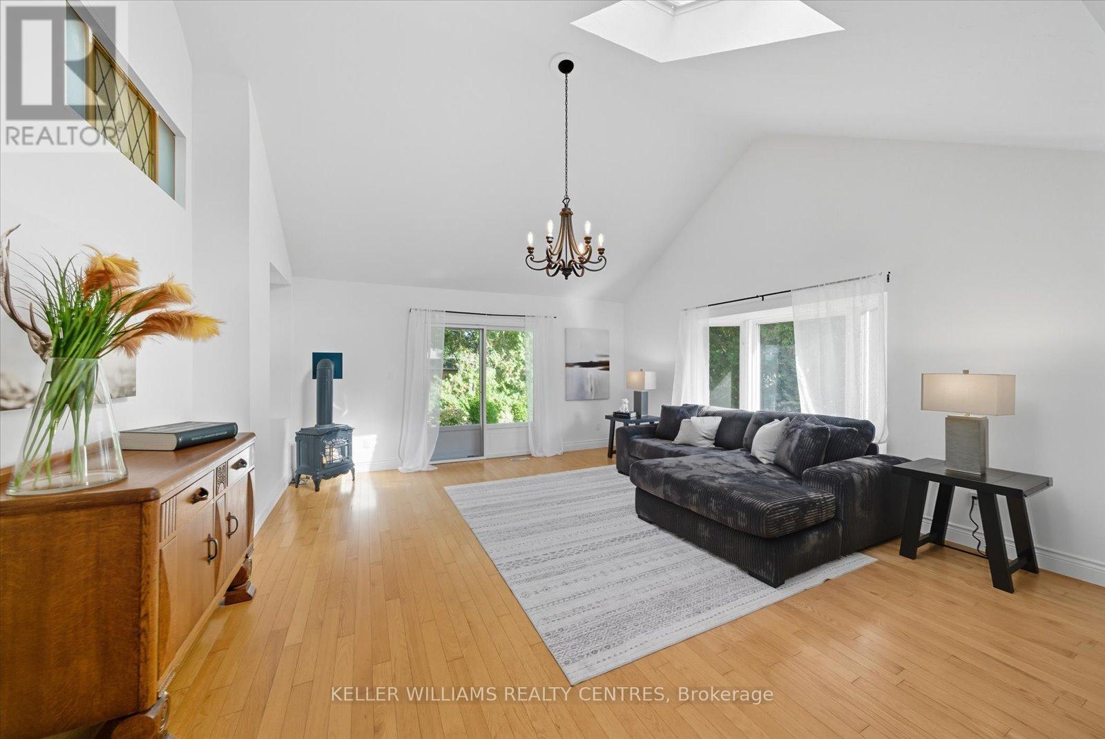 655 Park Court, Newmarket, Ontario  L3Y 3N5 - Photo 18 - N12418864