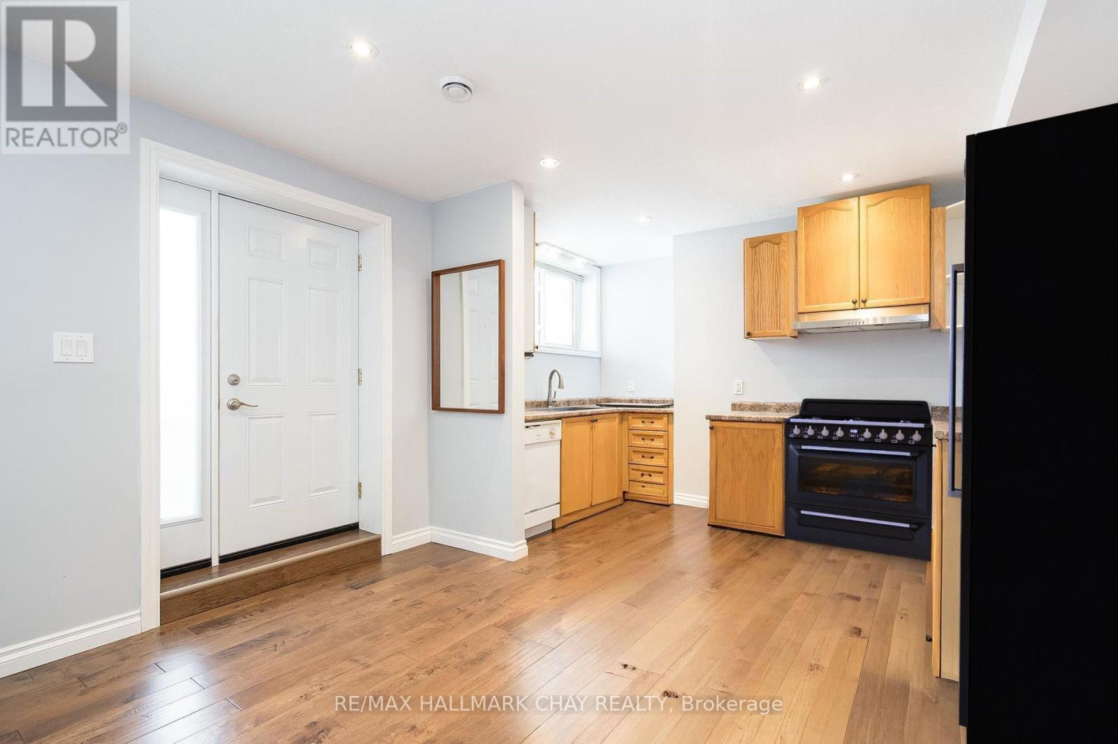 Lower - 34 Paddy Dunn's Circle, Barrie, Ontario  L9X 0T1 - Photo 2 - S12418719