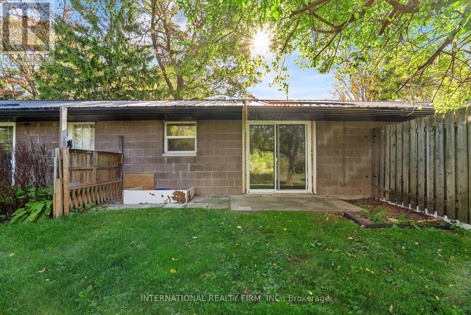 9921 Superior Street, Lambton Shores, Ontario  N0M 2L0 - Photo 12 - X12396725