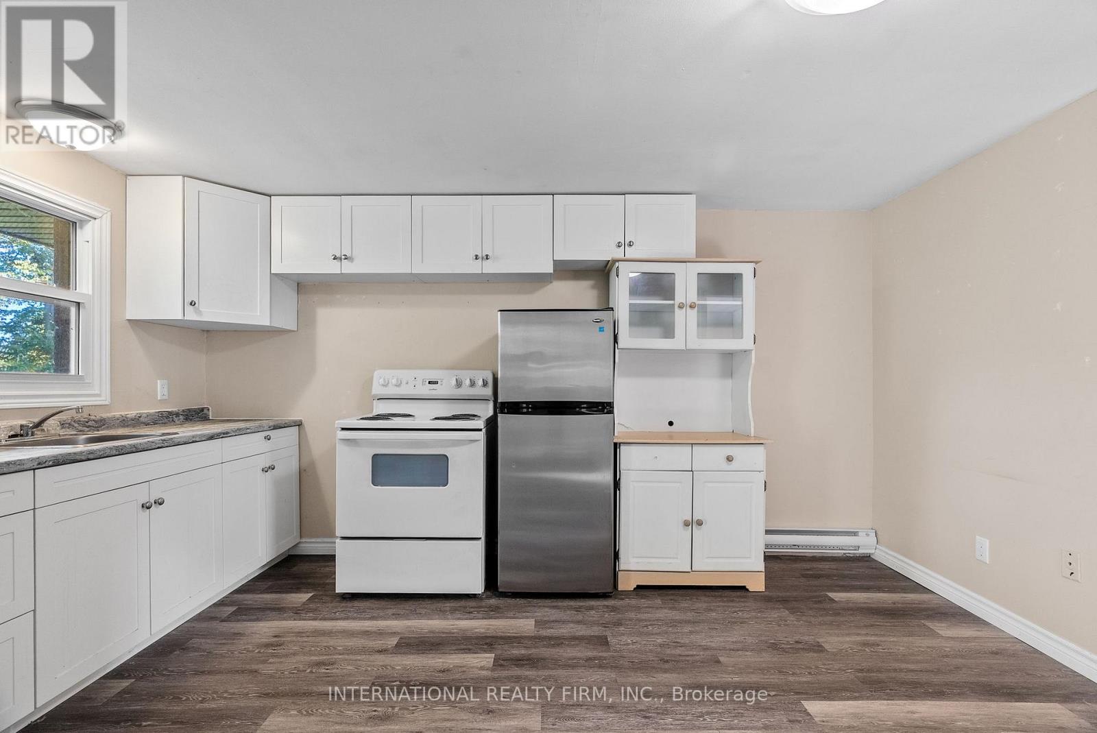 9921 Superior Street, Lambton Shores, Ontario  N0M 2L0 - Photo 2 - X12396725
