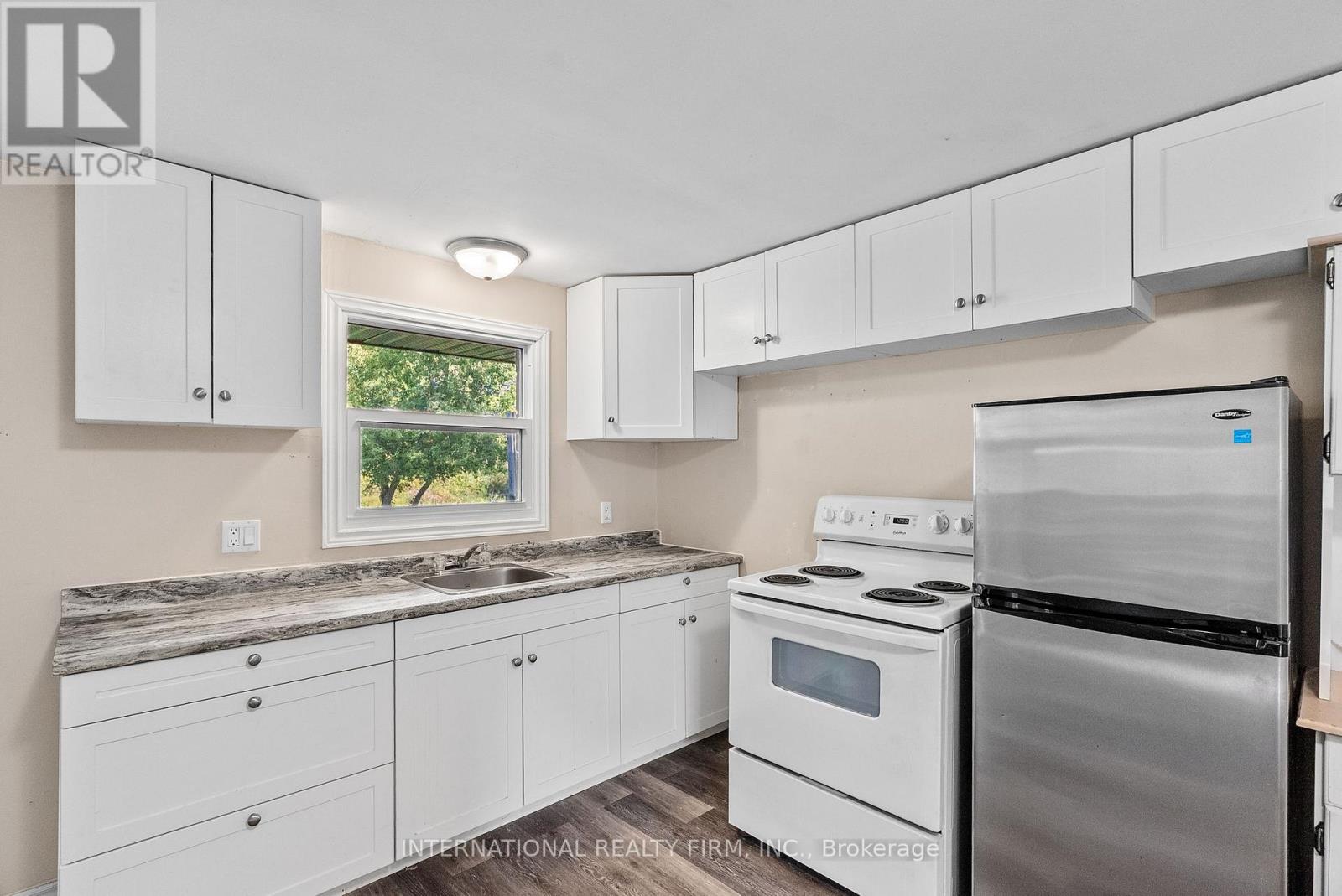 9921 Superior Street, Lambton Shores, Ontario  N0M 2L0 - Photo 9 - X12396725