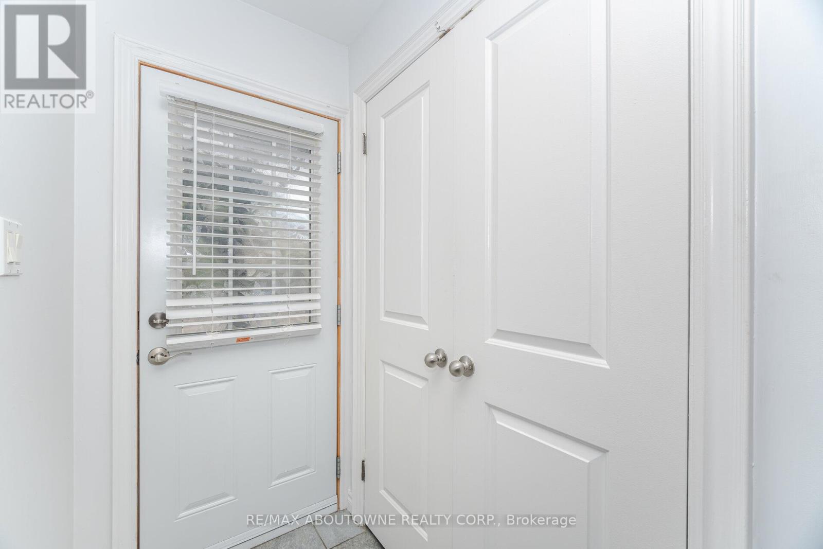27 - 2779 Gananoque Drive, Mississauga, Ontario  L5N 2E4 - Photo 3 - W12418721