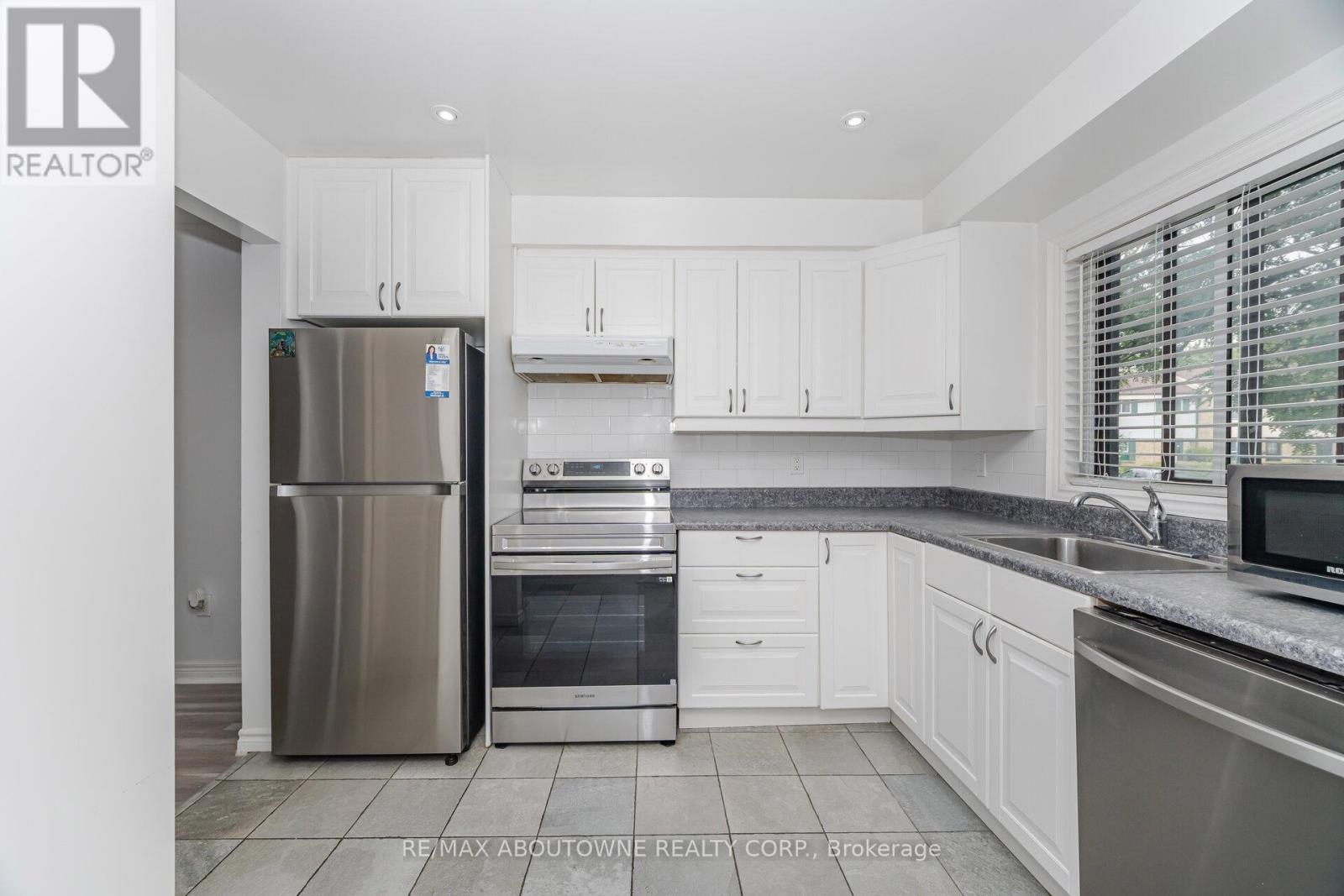 27 - 2779 Gananoque Drive, Mississauga, Ontario  L5N 2E4 - Photo 5 - W12418721