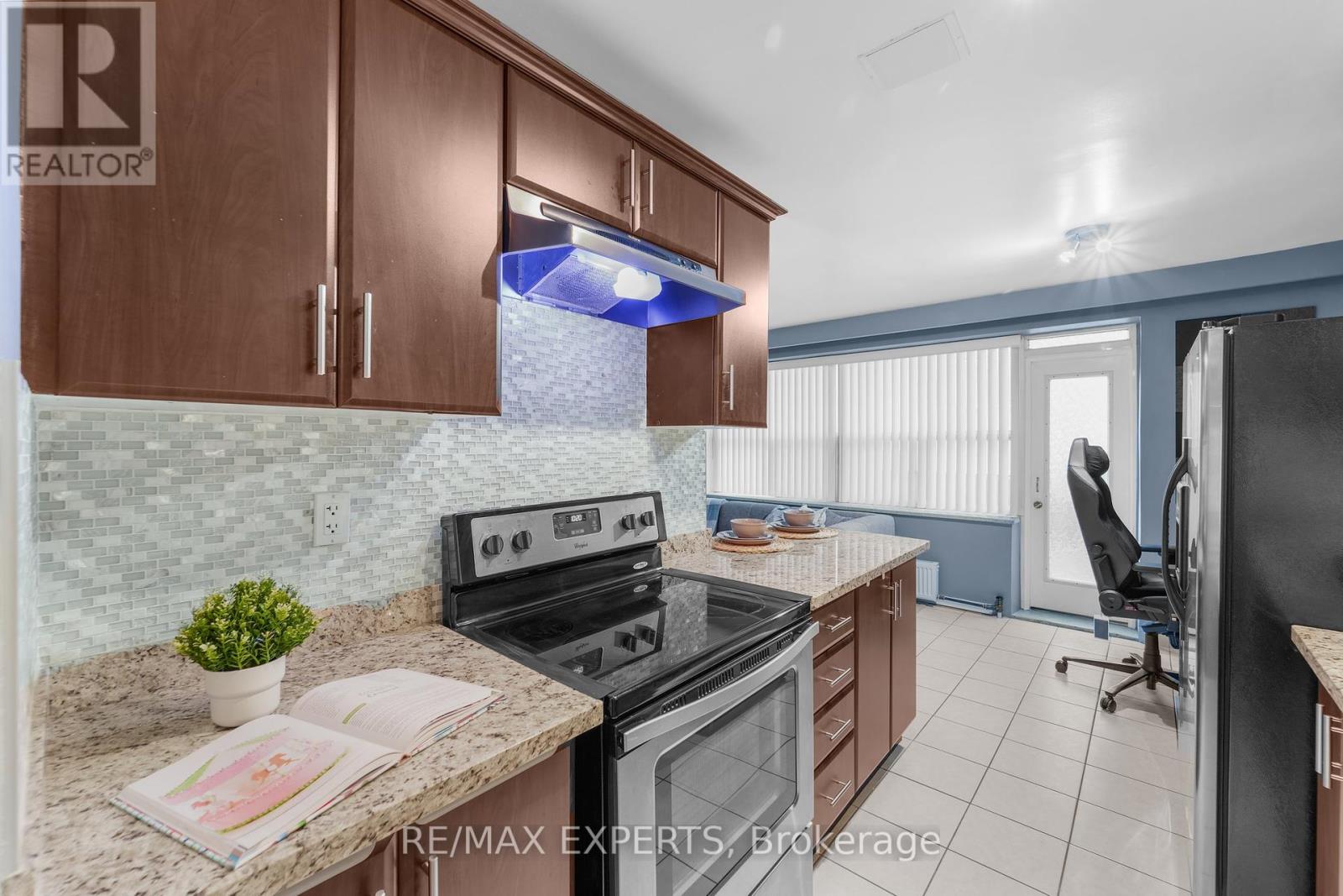 208 - 50 Gulliver Road, Toronto, Ontario  M6M 2N2 - Photo 14 - W12418722