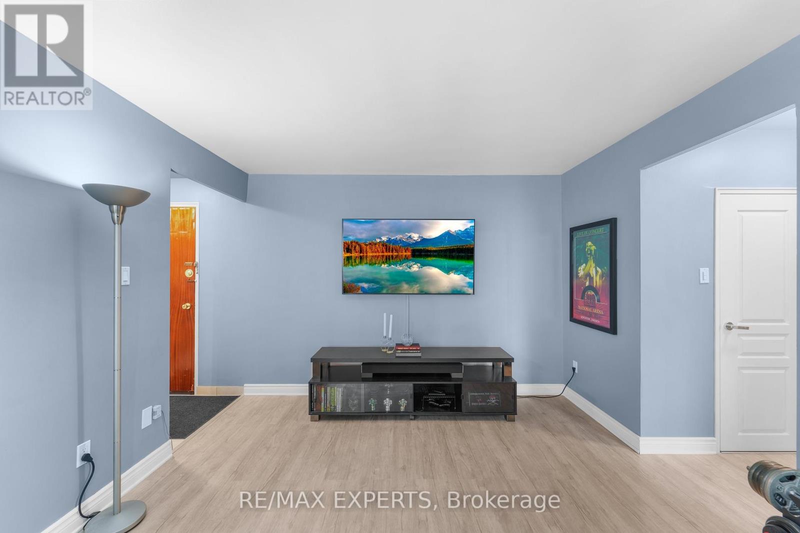 208 - 50 Gulliver Road, Toronto, Ontario  M6M 2N2 - Photo 5 - W12418722