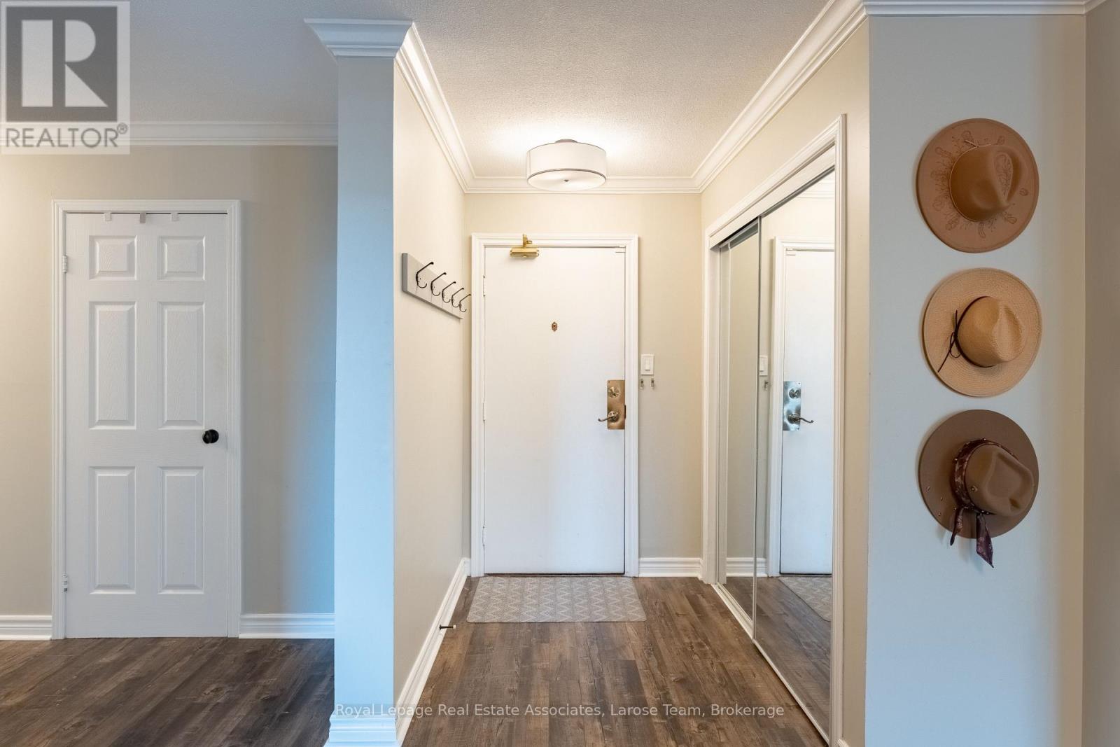 201 - 1425 Ghent Avenue, Burlington, Ontario  L7S 1X5 - Photo 2 - W12418772