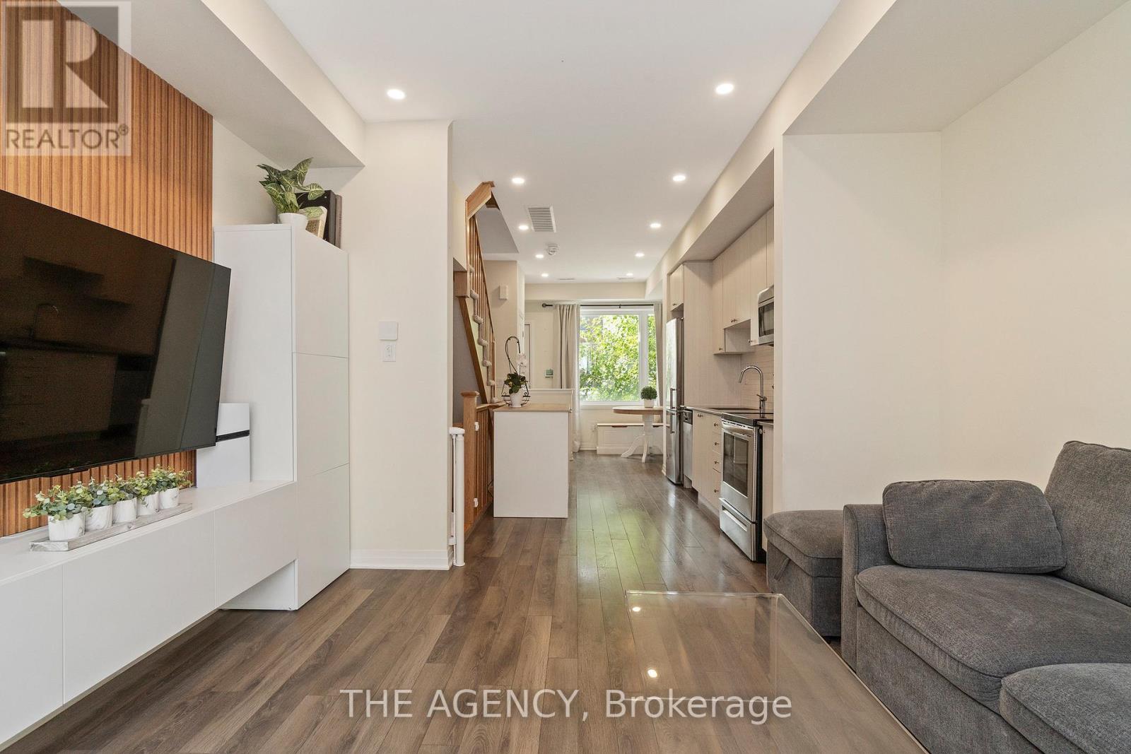 19 THOMAS MULHOLLAND DRIVE, Toronto, Ontario