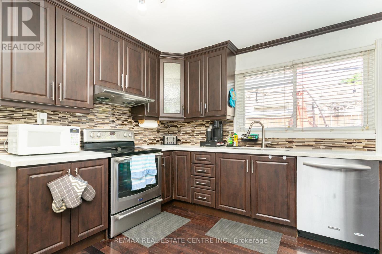 105 Aloma Crescent, Brampton, Ontario  L6T 2N8 - Photo 12 - W12418849