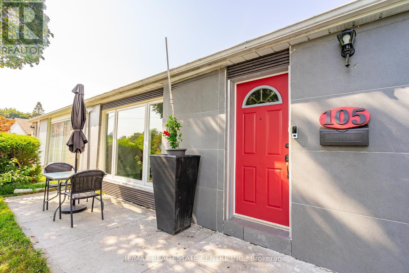 105 Aloma Crescent, Brampton, Ontario  L6T 2N8 - Photo 3 - W12418849