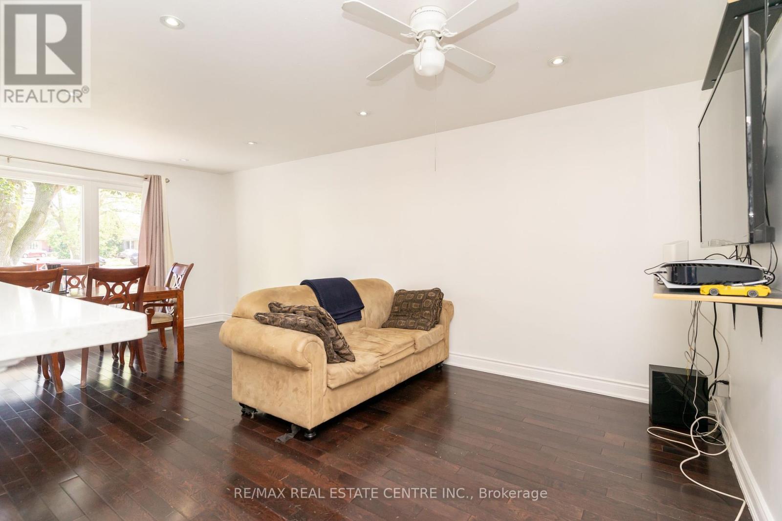105 Aloma Crescent, Brampton, Ontario  L6T 2N8 - Photo 7 - W12418849