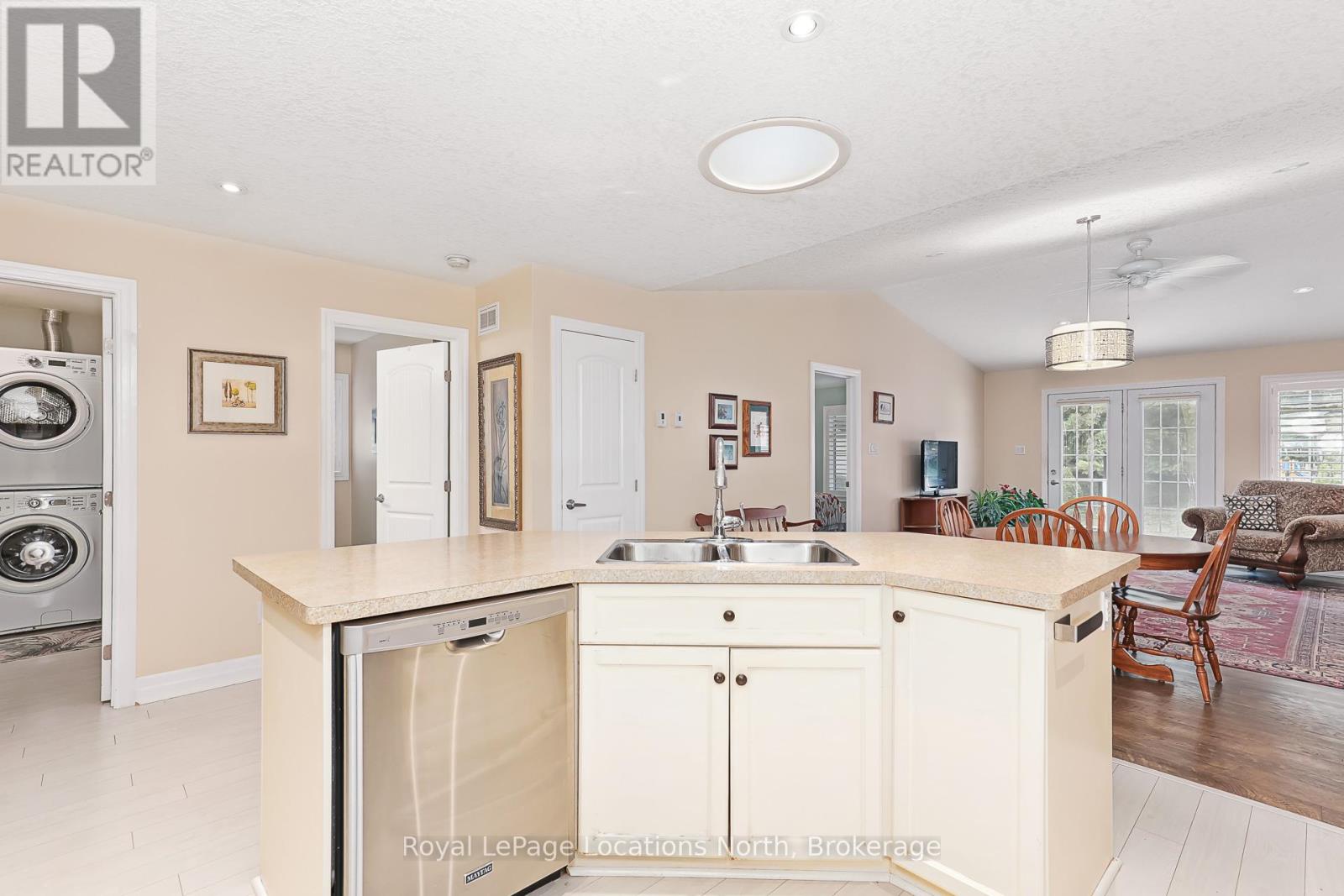 46 New York Avenue, Wasaga Beach, Ontario  L9Z 3A8 - Photo 15 - S12419036