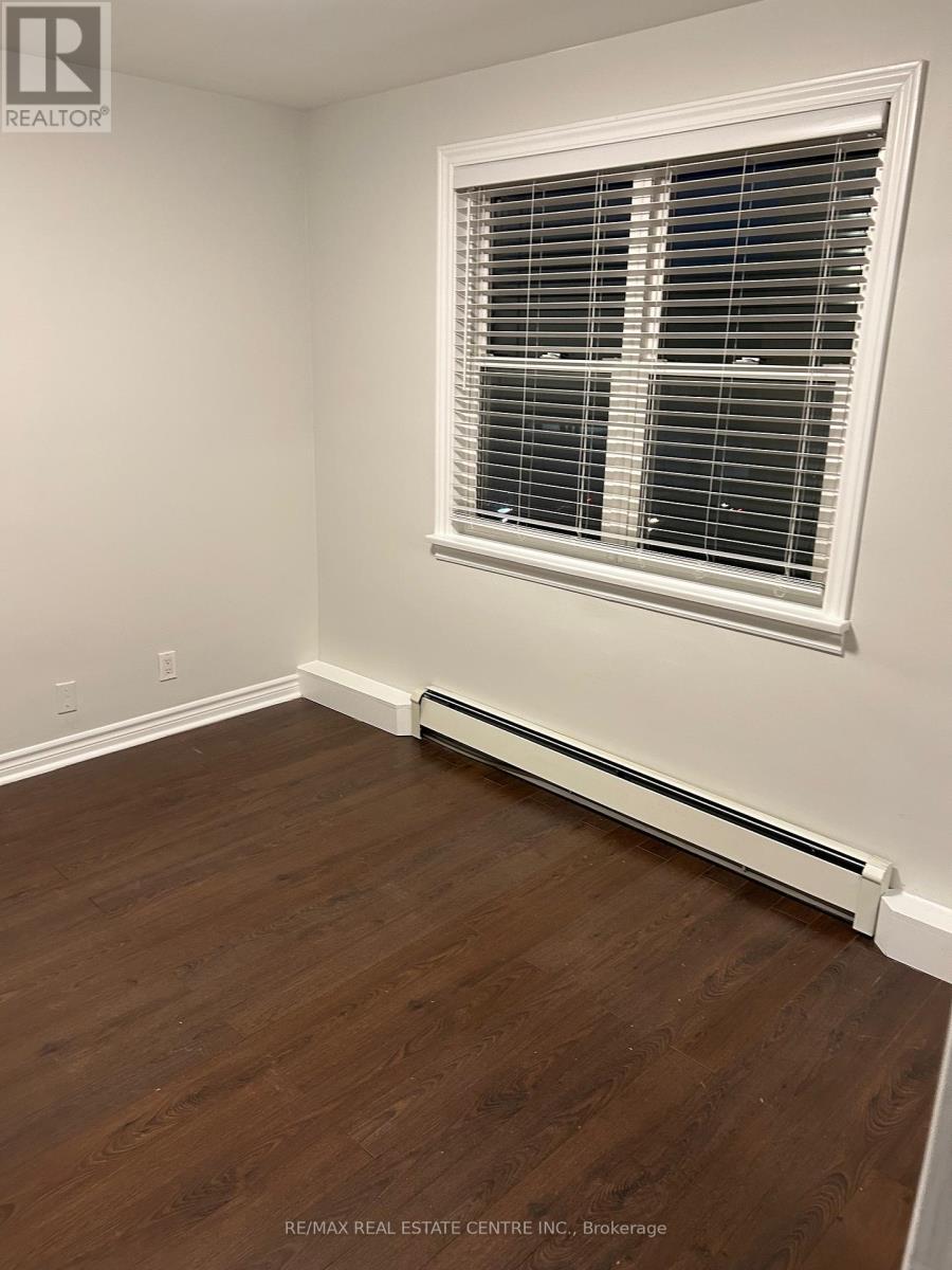 378 Lakeshore Road W, Mississauga, Ontario  L5H 1H5 - Photo 5 - W12417455
