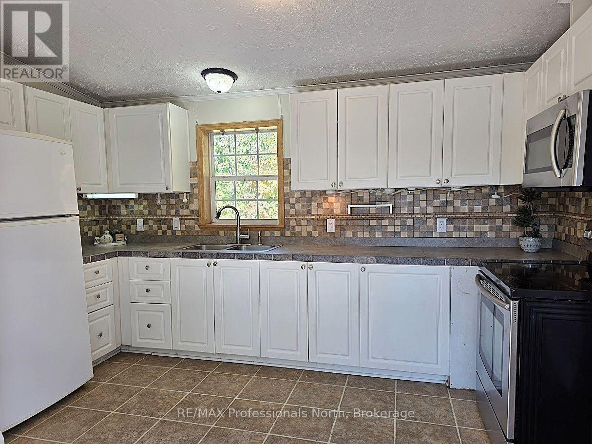 1013 Seventh Lane, Minden Hills (Lutterworth), Ontario  K0M 2K0 - Photo 10 - X12419120