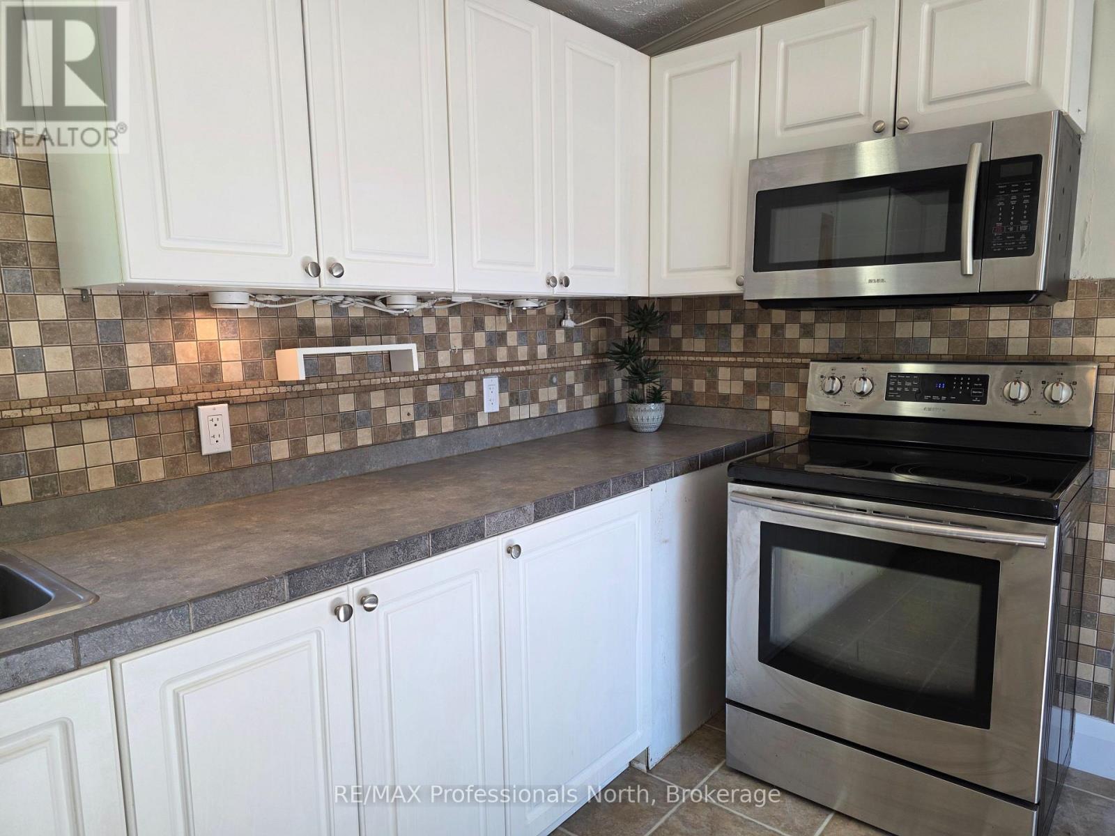 1013 Seventh Lane, Minden Hills (Lutterworth), Ontario  K0M 2K0 - Photo 12 - X12419120