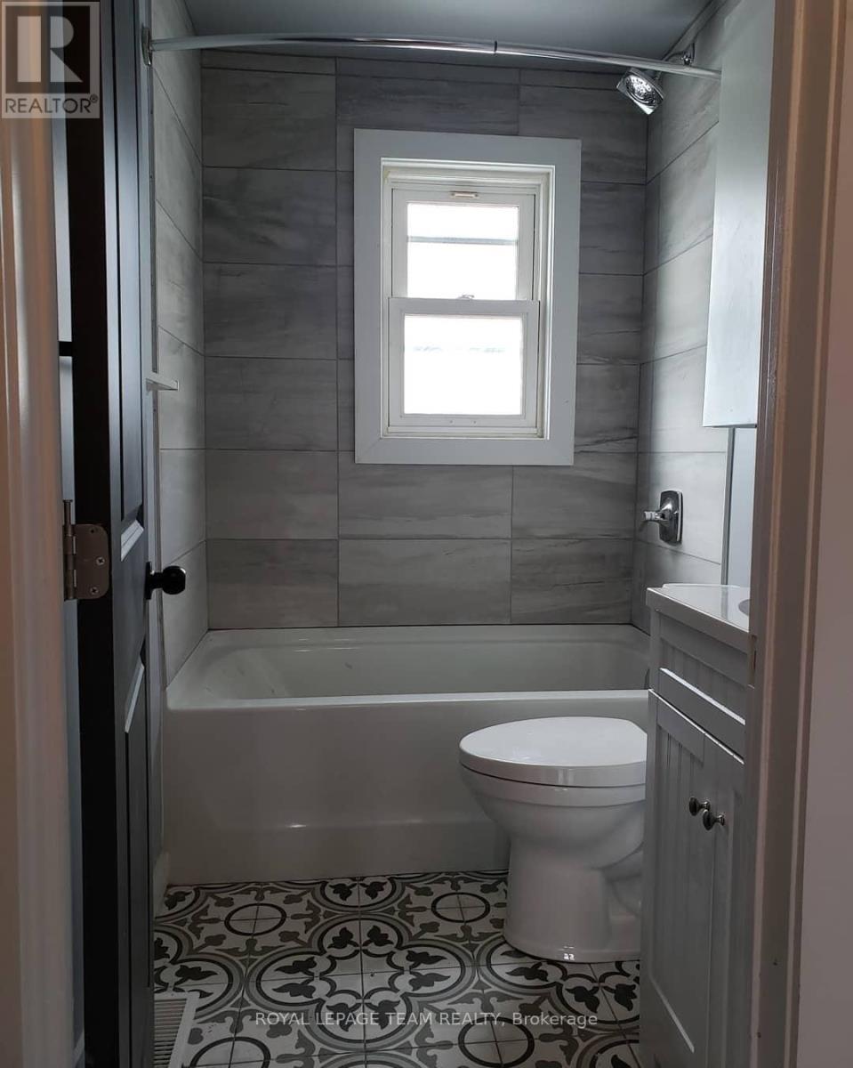 726 Cummings Avenue, Ottawa, Ontario  K1K 2L1 - Photo 13 - X12419041