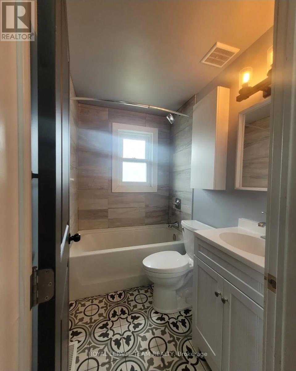 726 Cummings Avenue, Ottawa, Ontario  K1K 2L1 - Photo 14 - X12419041