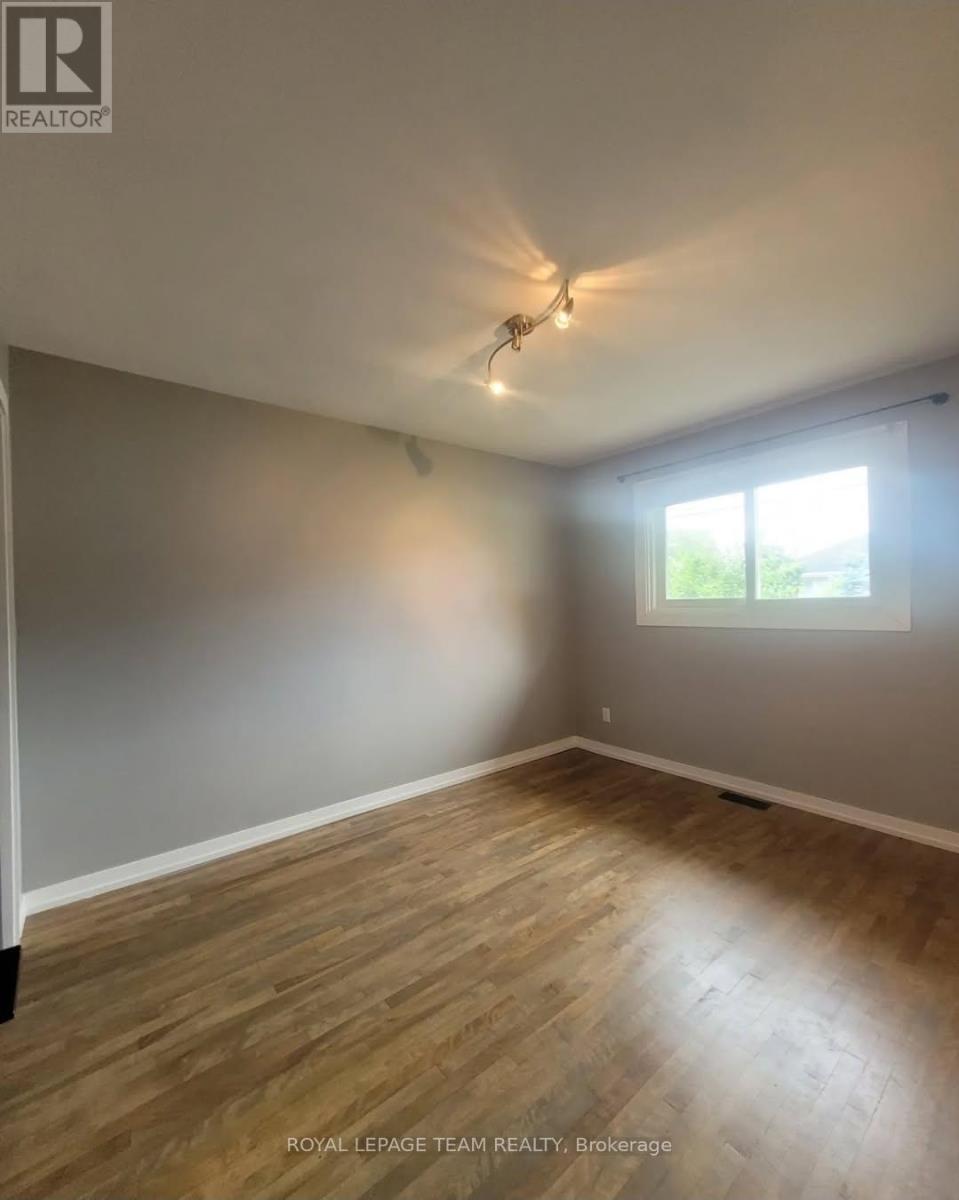 726 Cummings Avenue, Ottawa, Ontario  K1K 2L1 - Photo 15 - X12419041