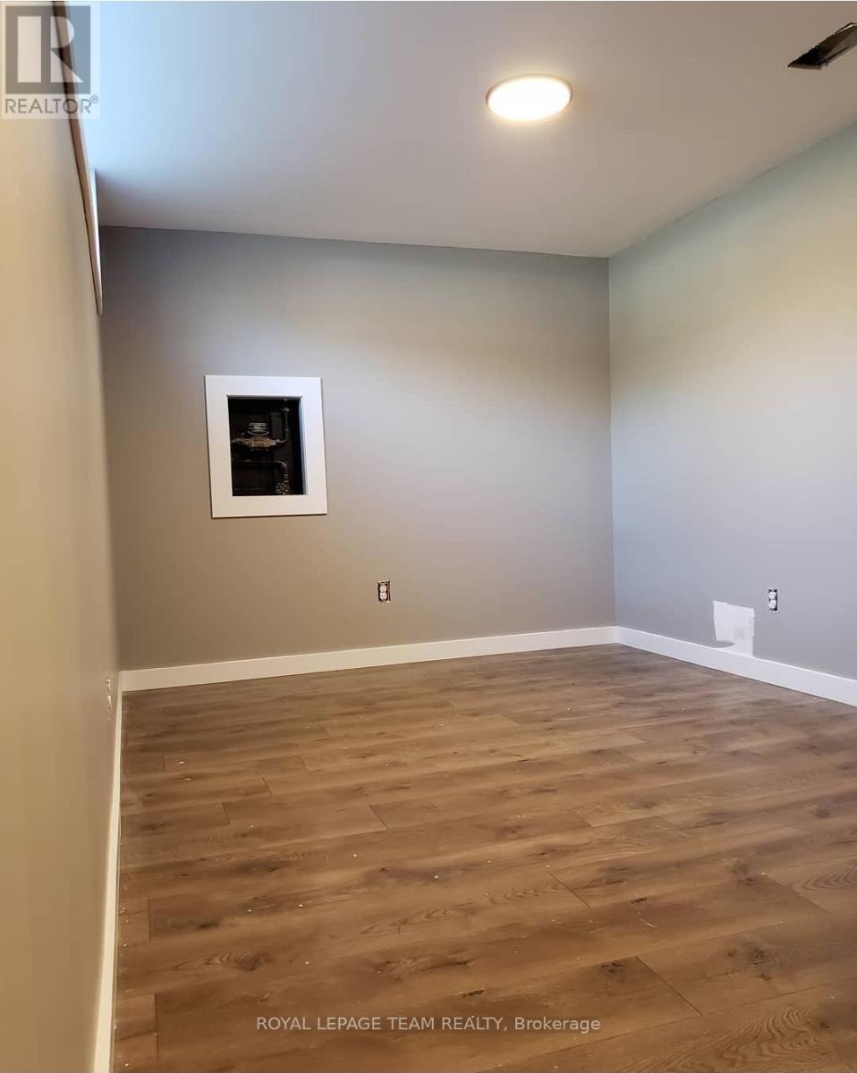 726 Cummings Avenue, Ottawa, Ontario  K1K 2L1 - Photo 24 - X12419041