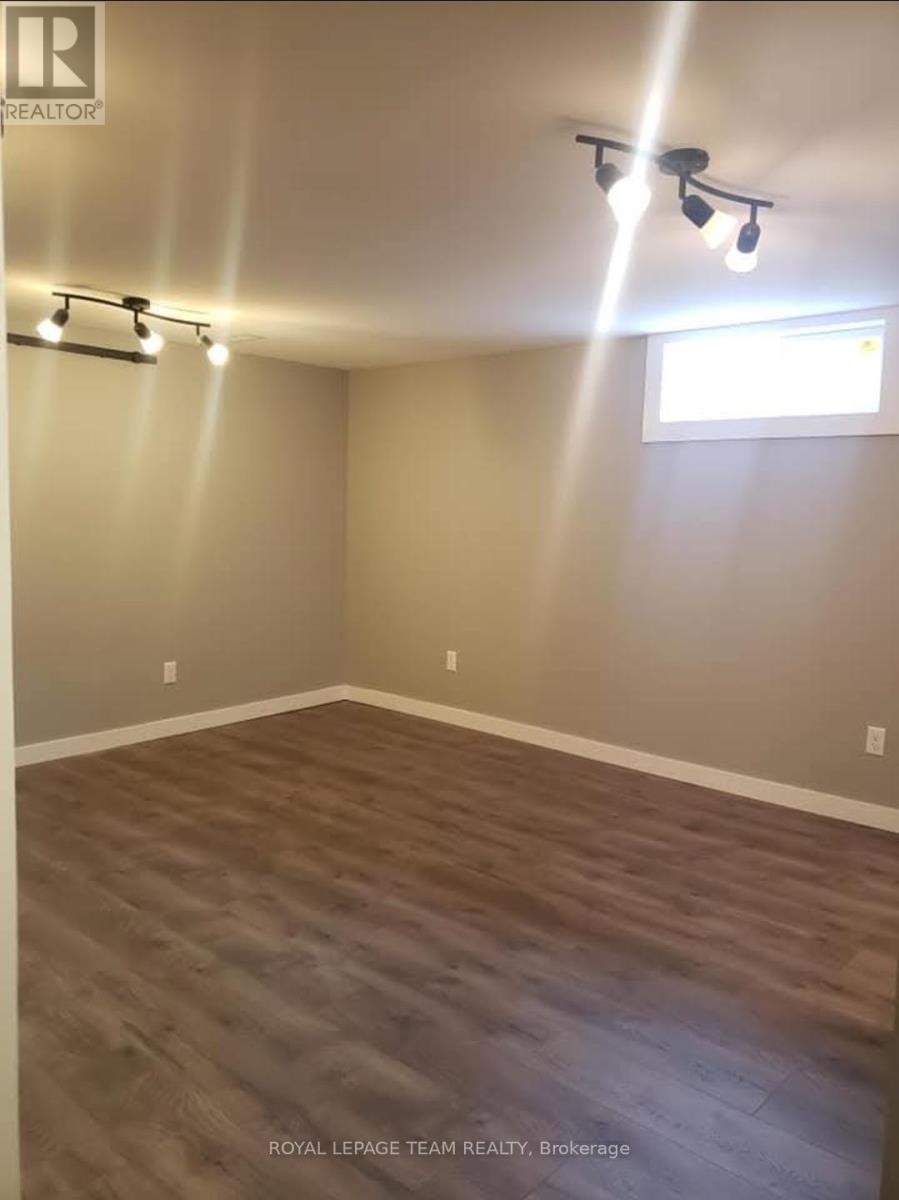 726 Cummings Avenue, Ottawa, Ontario  K1K 2L1 - Photo 31 - X12419041