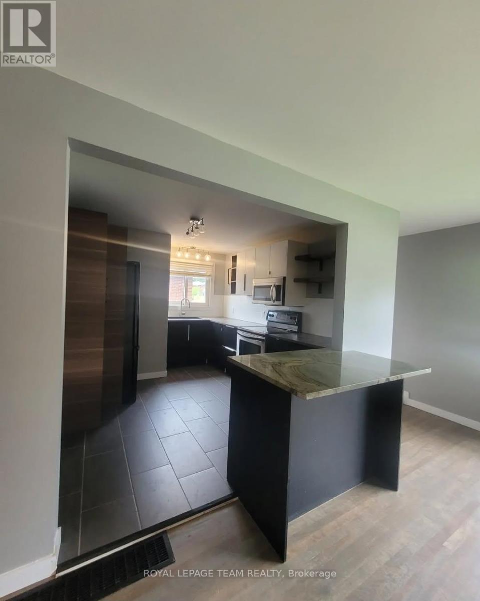 726 Cummings Avenue, Ottawa, Ontario  K1K 2L1 - Photo 7 - X12419041