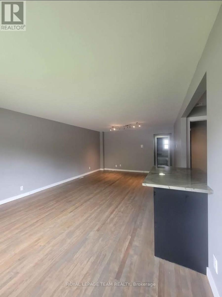 726 Cummings Avenue, Ottawa, Ontario  K1K 2L1 - Photo 8 - X12419041