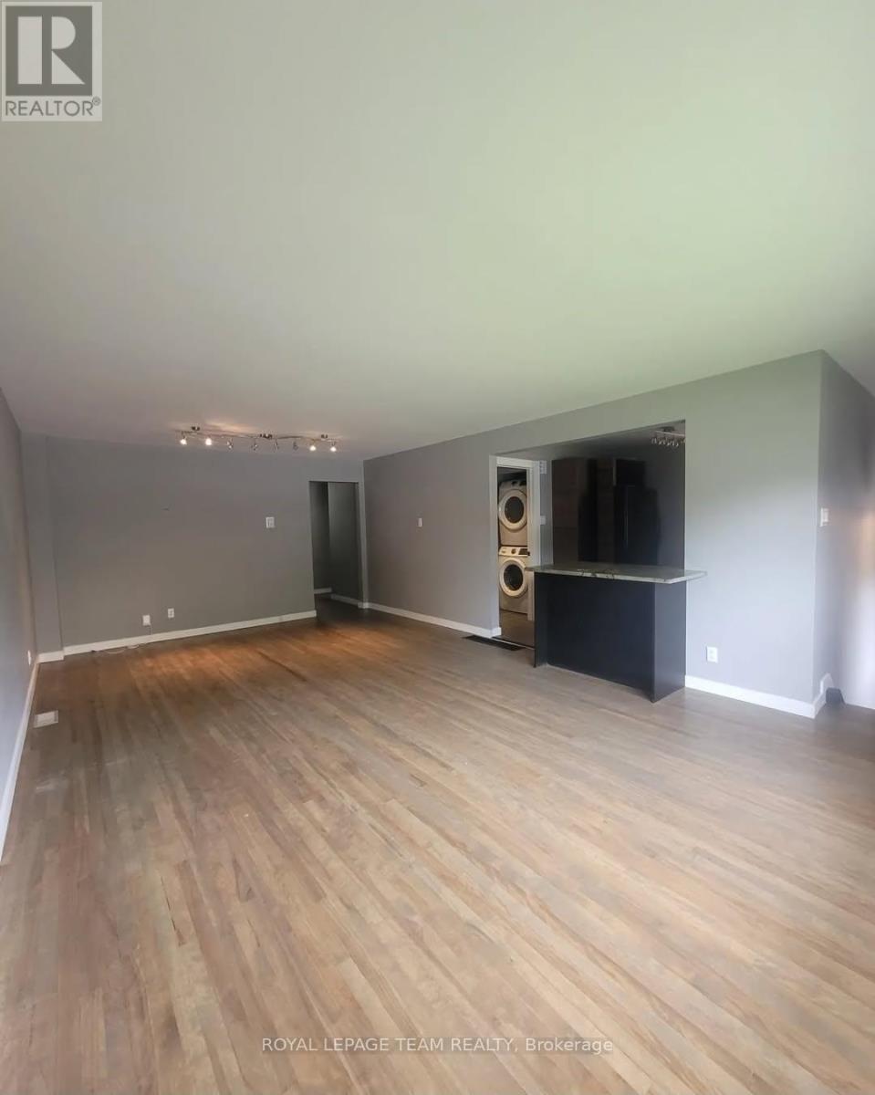 726 Cummings Avenue, Ottawa, Ontario  K1K 2L1 - Photo 9 - X12419041