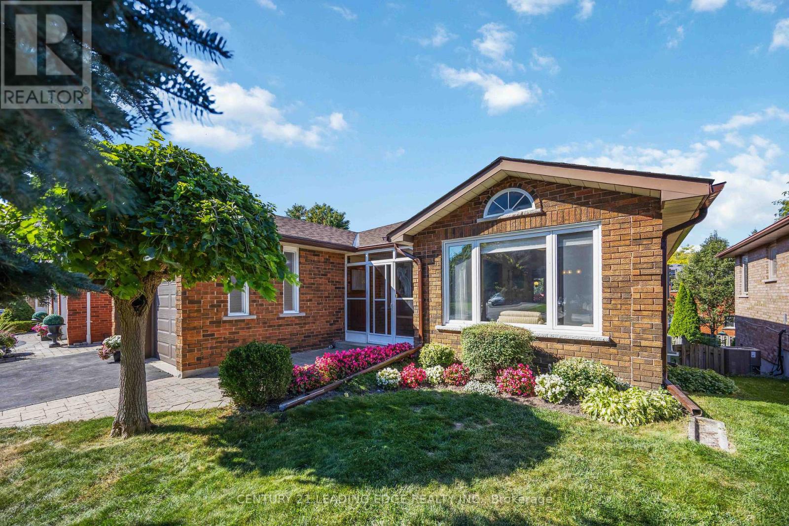 52 Aspen Crescent, Whitchurch-Stouffville, Ontario  L4A 5C7 - Photo 2 - N12418964