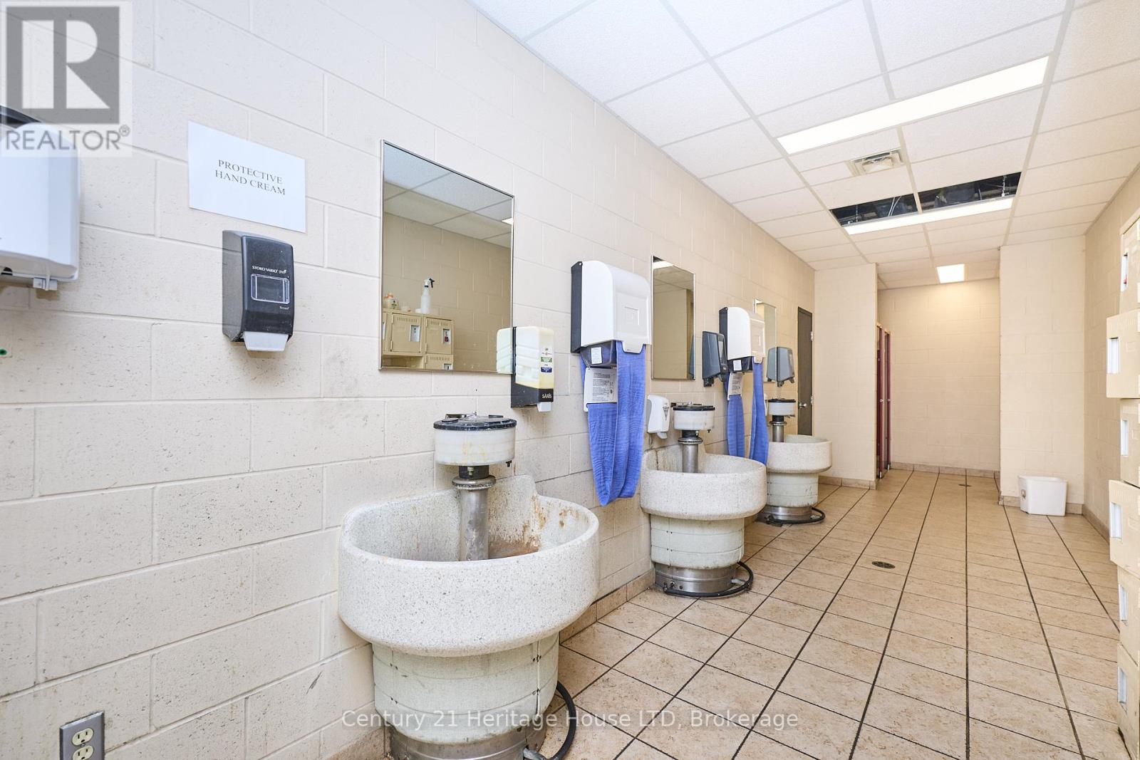 1767 Pettit Road, Fort Erie (Bowen), Ontario  L2A 5M4 - Photo 11 - X12419017