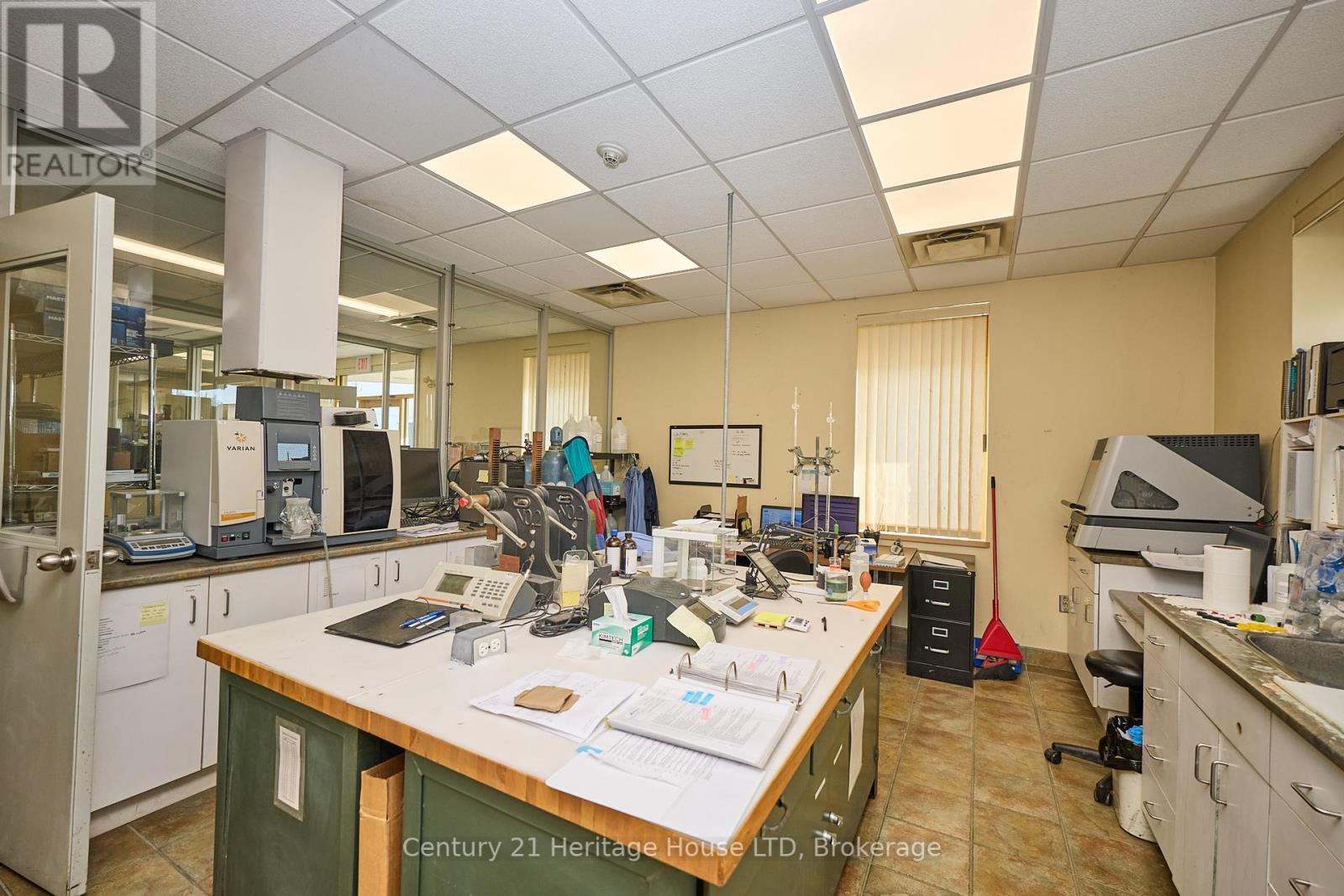 1767 Pettit Road, Fort Erie (Bowen), Ontario  L2A 5M4 - Photo 3 - X12419017