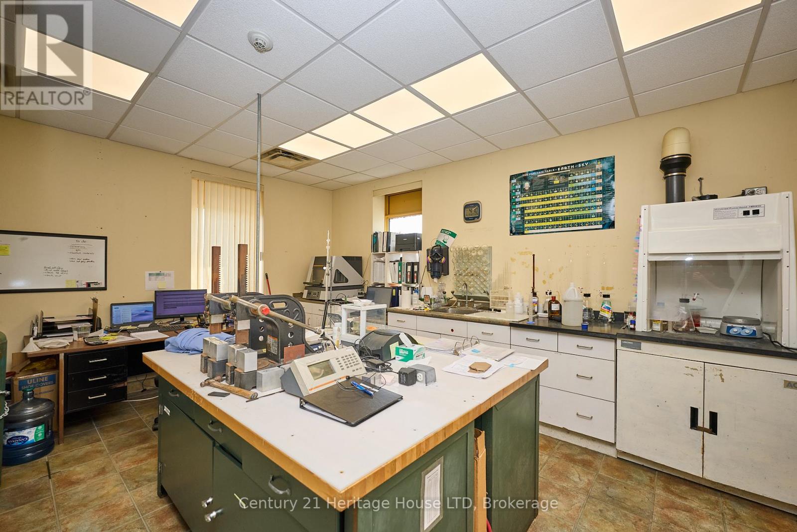 1767 Pettit Road, Fort Erie (Bowen), Ontario  L2A 5M4 - Photo 4 - X12419017