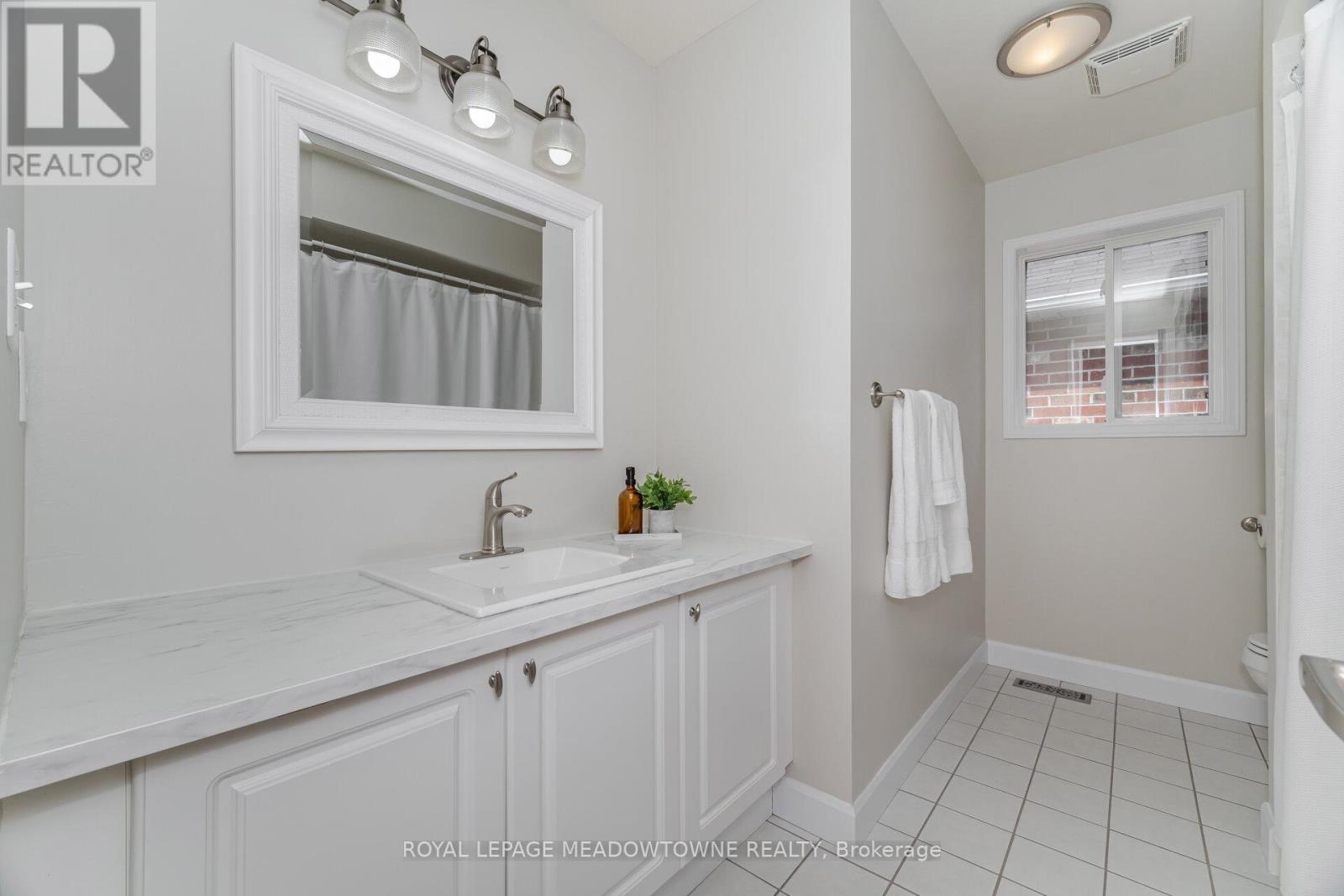 1224 Turner Drive, Milton, Ontario  L9T 5R6 - Photo 34 - W12418879
