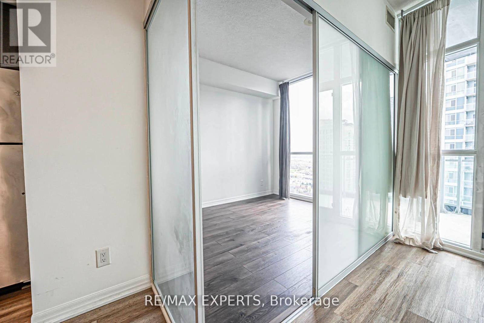 2606 - 223 Webb Drive, Mississauga, Ontario  L5B 0E8 - Photo 17 - W12418924