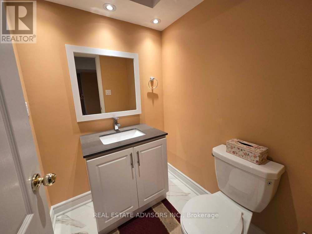 68 Delport Close, Brampton, Ontario  L6P 1V2 - Photo 10 - W12418943
