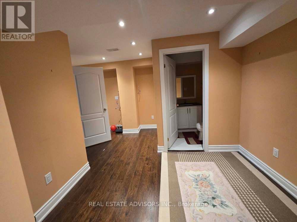 68 Delport Close, Brampton, Ontario  L6P 1V2 - Photo 12 - W12418943