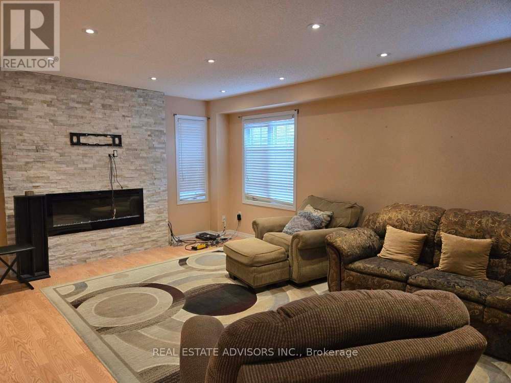 68 Delport Close, Brampton, Ontario  L6P 1V2 - Photo 2 - W12418943