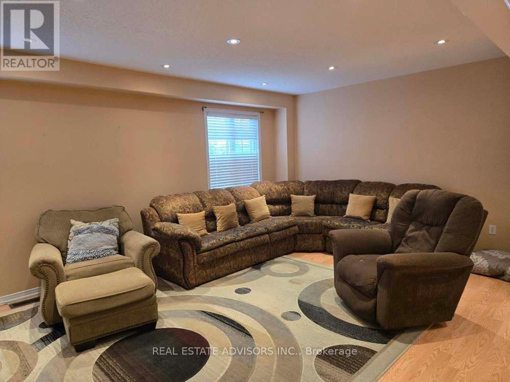 68 Delport Close, Brampton, Ontario  L6P 1V2 - Photo 3 - W12418943